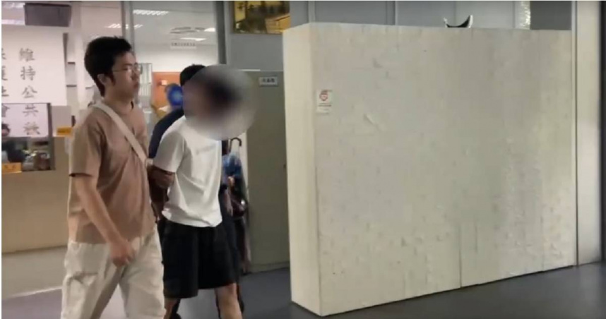 吳姓男子拒檢還高速衝撞並波及路人，遭警方連開11槍逮捕。（圖／翻攝畫面）