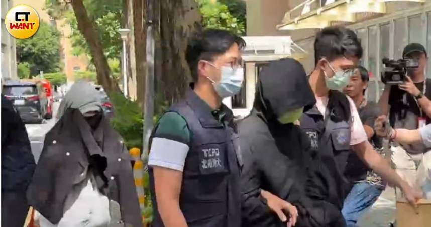 林女及周男轉傳者抵達北檢複訊時以衣物遮蔽全臉。（圖／高瑀彤攝）