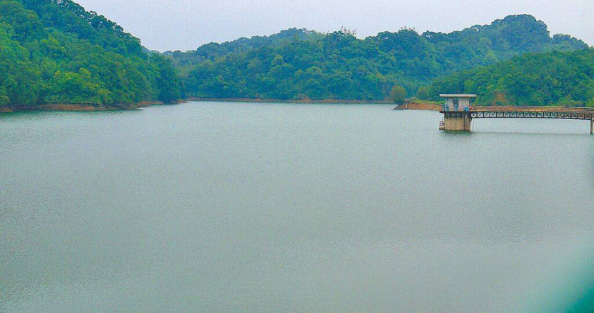 丹娜絲颱風7日清晨過境北台灣西岸，桃竹苗各水庫再進帳，幾乎來到滿水位。圖為新竹縣寶山水庫。（圖／中國時報陳育賢攝）