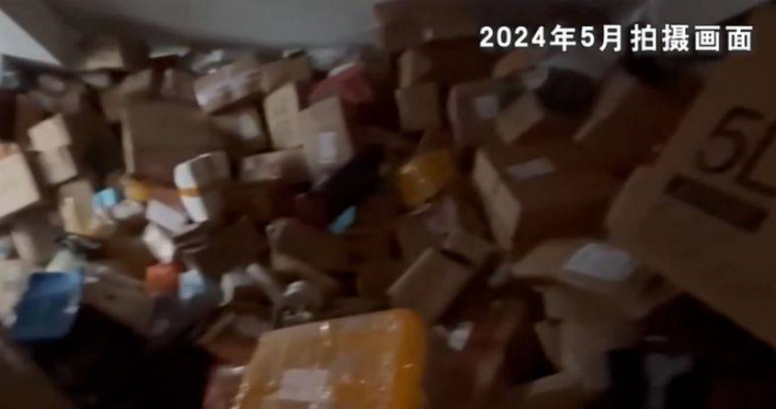 大陸1名66歲婦人近年因沉迷網購，家中未拆封的快遞堆積如山。（圖／翻攝自看看新聞）