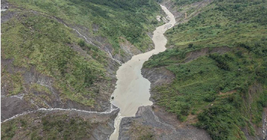 草嶺潭（清水溪）從上方往下方流，圖下方的窄口就是湖水從崩塌土石切割出排水口之處。（圖／第四河川分署）
