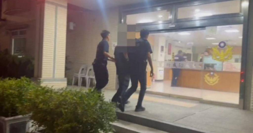 高雄鳳山一名遊民在娃娃機店內，脫光衣服全裸攻擊2名客人，遭警方逮捕，將依社維法裁處。（圖／翻攝畫面）