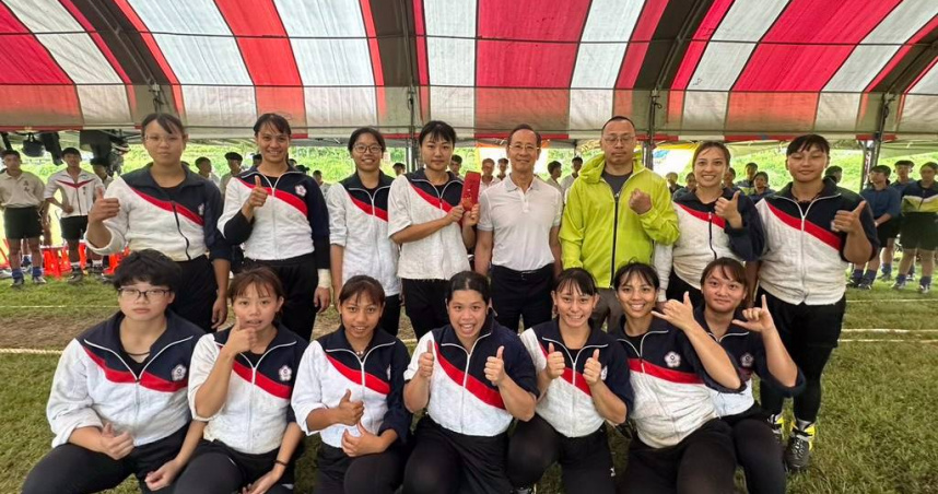 中華民國拔河運動協會理事長陳建平與女子拔河隊合照。（中華民國拔河運動協會提供）