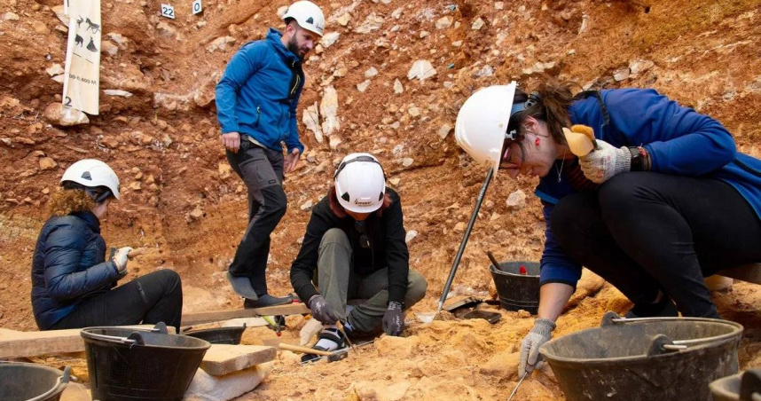 Gran Dolina遺址挖掘現場，研究團隊持續進行考古工作。（圖／翻攝自X）