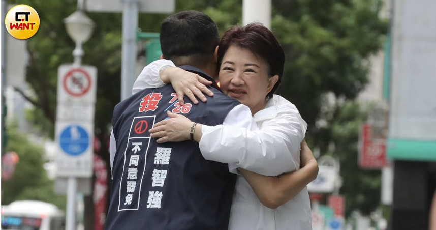 盧秀燕在此次大罷免中不僅輔選台中藍委還跨區輔選，展現驚人政治實力，他是否角逐國民黨主席，動見觀瞻，圖為盧替羅智強賣力輔選，羅感念之餘忍不住緊緊擁抱盧媽（圖／劉耿豪攝）