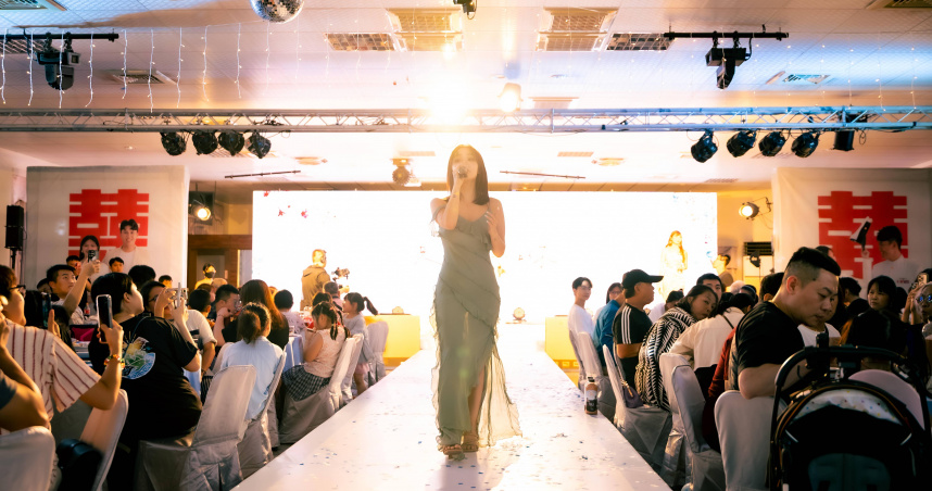 陳芳語在婚禮獻唱招牌歌曲。（圖／陶山音樂提供）