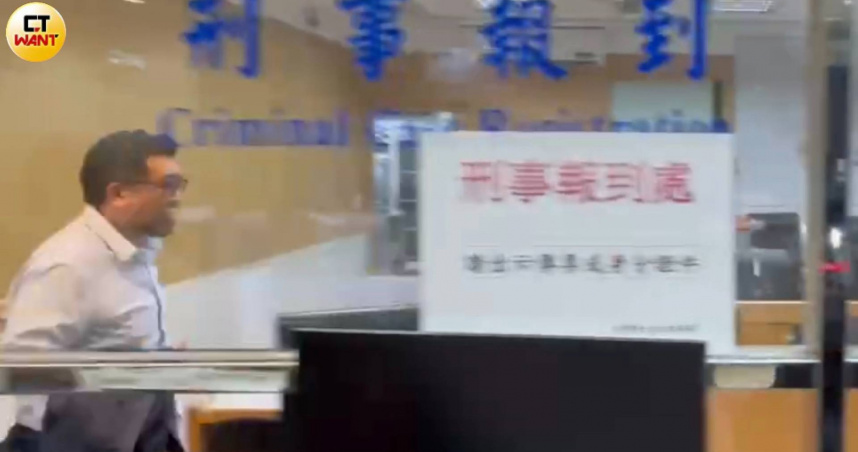 葉林傳涉圖利罪移送至台北地檢署複訊,被問是否遭政治迫害,葉僅回答謝謝關心。(圖/翁靖祐攝)