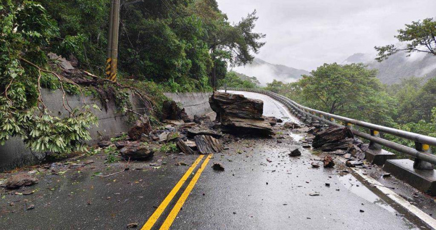 連日豪雨肆虐南台灣，造成高雄市境內的台20線南橫公路多處中斷，家住高雄市桃源區的前高雄市議員伊斯坦大無奈透露道路已中斷8天，讓日前過世的90歲岳母告別式被迫延期。圖為南橫公路。（示意圖／公路局提供）