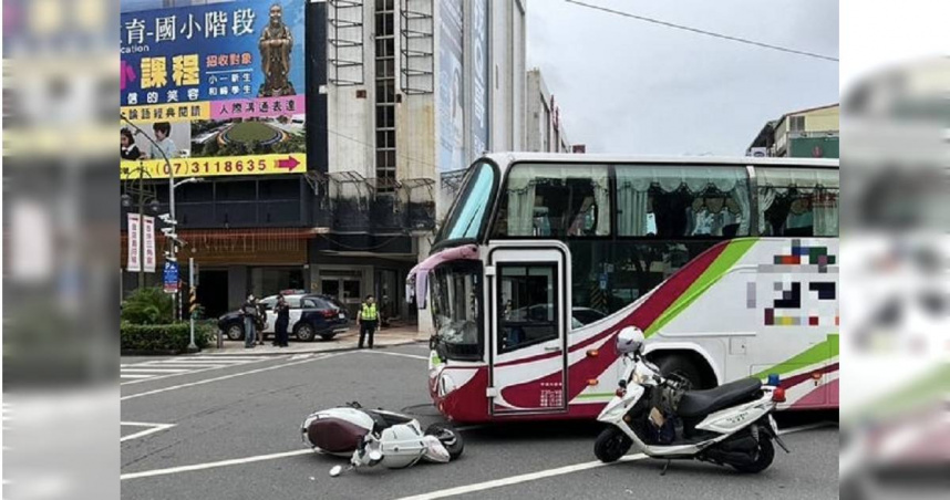 女騎士衝紅燈煞不住猛撞左轉遊覽車。（圖／翻攝畫面）