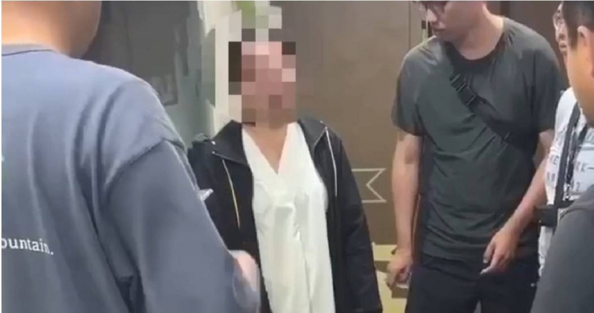 陳女為撫養子女遭誆騙成詐騙車手，警方埋伏面交將其逮捕。（圖／翻攝畫面）