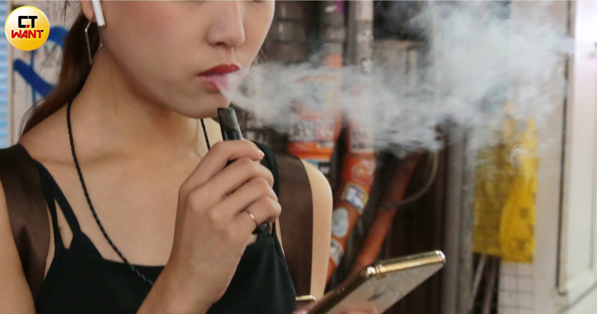加熱菸、電子煙等新興菸品，由於外型時尚科技感、再加上有多種口味，深受青少年族群青睞。（圖／周志龍攝）
