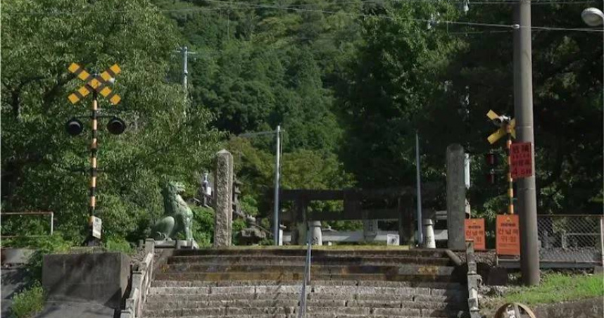 55歲台灣遊客在陶山神社內的平交道上，遭列車撞上身亡。（圖／翻攝自X／＠rkbnews4ch）