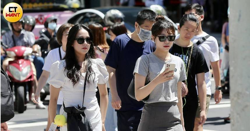 中央氣象署提醒民眾，明天白天大台北部分地區白天高溫可達36度或以上，民眾外出務必做好防曬並多補充水分。（示意圖／黃耀徵攝）