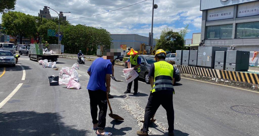 砂石車轉彎釀砂礫噴飛蔓延30公尺，清潔隊獲報到場清理，約1個多小時後恢復通車。（圖／翻攝照片）