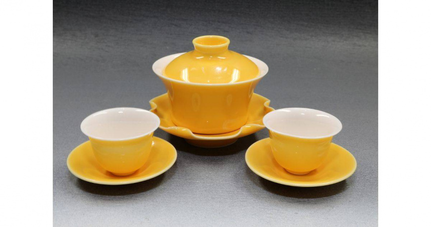 被譽為「台灣官窯主人」的蔡曉芳大師的嬌黃釉蓋杯組。（圖╱吳德亮攝）