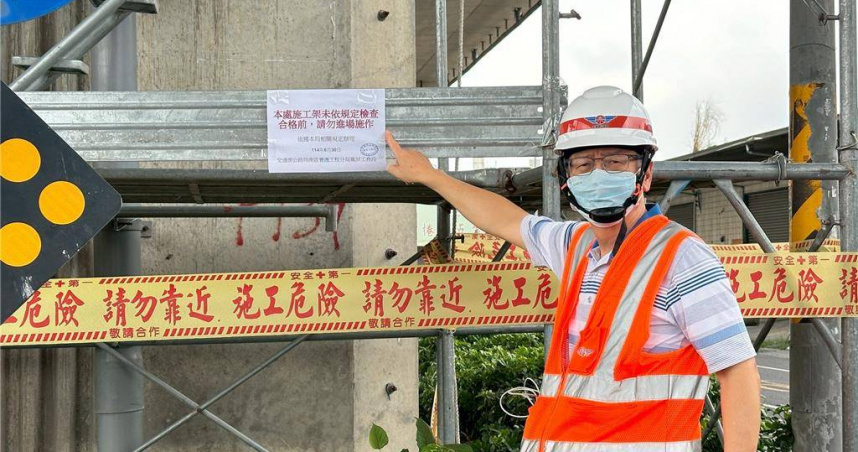 台88快速道路工程被發現現場工作人員竟沒有任何安全防護措施，公路局表示已勒令廠商停工改善，高雄市勞工局則說若有違法，可依法裁罰。（圖／公路局提供）