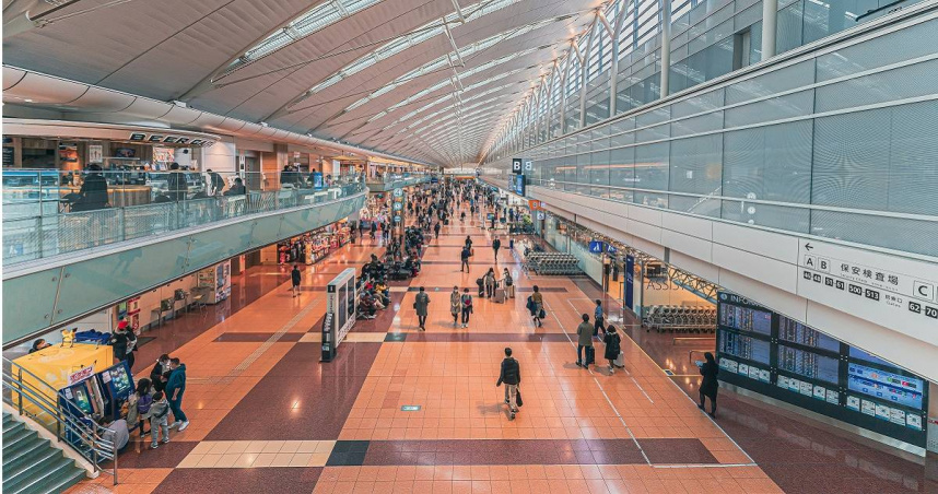 網友指出，姐姐在日本幫人購買熱銷的「USB瀏海電捲棒」，沒想到在返國時在機場遭海關人員攔下，表示「不能隨身攜帶」也「無法托運」，最終4支電捲棒全被海關丟掉，讓她懊悔不已。（示意圖／翻攝unsplash）