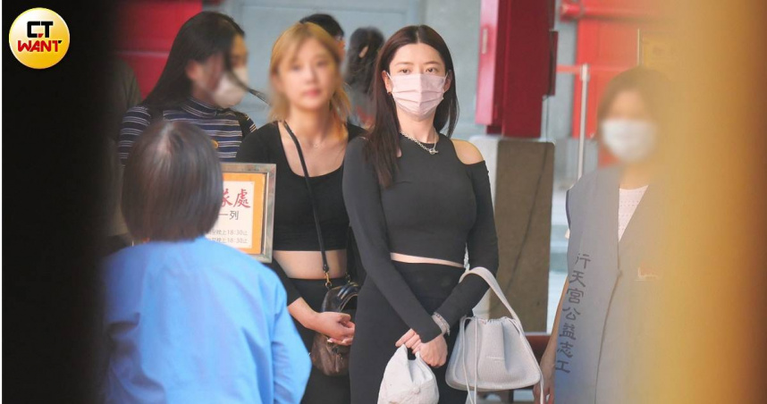 本刊曾直擊郭雪芙前往行天宮排隊找「藍婆婆」收驚解厄。（圖／本刊攝影組）