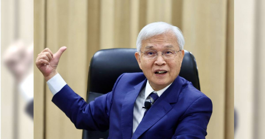 央行總裁楊金龍18日主持中央銀行理事會聯席會議，決議重貼現率、擔保放款融通利率及短期融通利率分別維持在2%、2.375%與4.25%不變。他指出，上半年經濟成長率達6.75%，但受基期墊高影響，全年經濟成長率預測下修至4.55%；全年消費者物價指數（CPI）年增率則預測為1.75%，顯示通膨壓力溫和。楊金龍（見圖）出席會後記者會，說明貨幣政策與房市管制措施。（圖／中國時報記者鄧博仁攝）