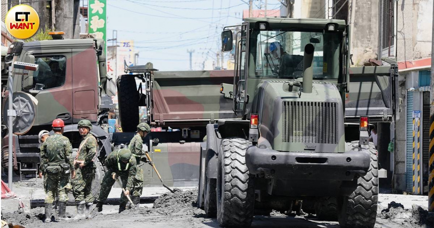 國軍也進駐光復市區協助災民。（圖／黃耀徵攝）