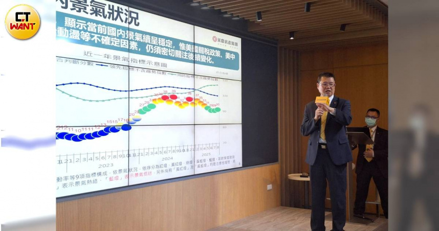 永慶房產集團業務總經理葉凌棋下調今年預估交易量，恐跌破27萬棟大關。（圖／林榮芳攝）
