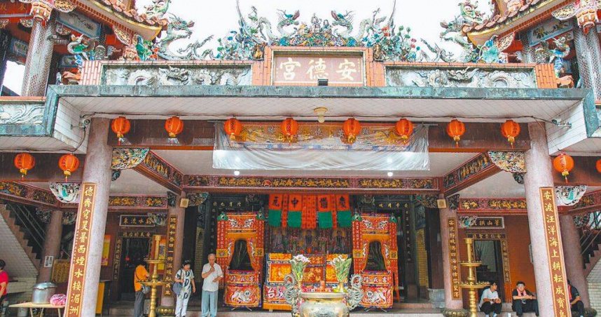 基隆市暖暖老街旁擁有200多年歷史的安德宮，宮內有1尊「長得像洋人卻穿著漢服」的雕像，即是先民遭荷蘭人殖民統治透過雕像「無言的抗議」。（圖／基隆市議會議長童子瑋提供／中國時報徐佑昇基隆傳真）