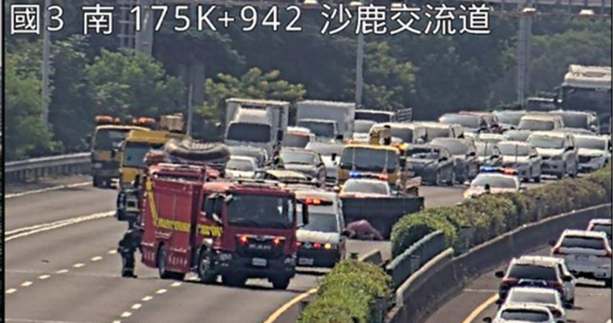 今日上午9時24分於國3北向176公里處發生1輛小貨車自撞事故，占用內2車道，於10時18分排除，造成後方車流回堵6公里。（圖／高公局提供）