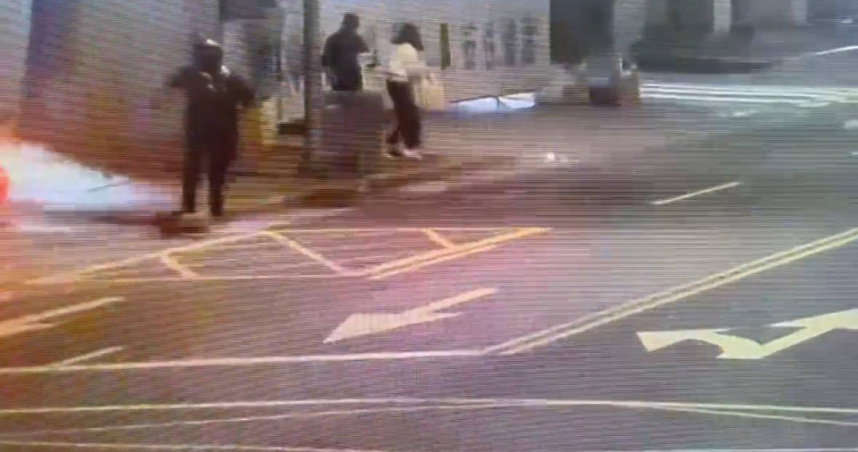 騎士見義勇為，見徐姓街友疑似當街強拉倒垃圾女子時，勇敢上前制止。（圖／翻攝畫面）