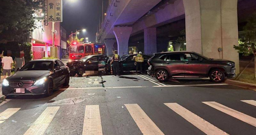 台中北屯區環中路與榮德路口發生4車連環追撞。（圖／翻攝畫面）