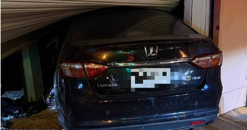 男子逆向衝進服飾店幸無人傷。（圖 ／翻攝畫面）