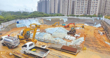 桃園市龜山區社會住宅工地日前因豪雨造成邊坡滑落，市府已完成噴凝土護坡等搶修作業，待永久性加固工程完成後再復工，住發處表示將持續監控現場，確保施工安全與社區穩定。（圖／桃園市都發局提供／中國時報姜霏桃園傳真）
