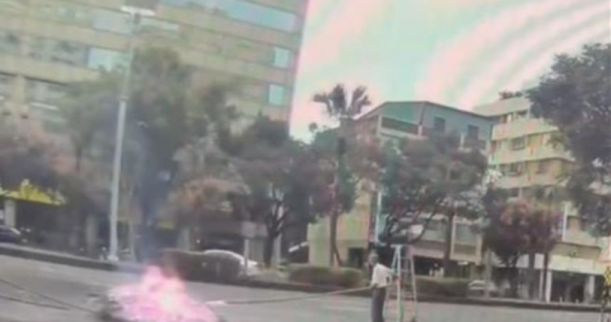 該廟宇在路上焚燒紙錢，警方到場制止。（圖／翻攝畫面）