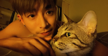 工作忙碌的刺刺還是會盡量陪伴愛貓哥哥。（圖／造星文創娛樂有限公司提供）