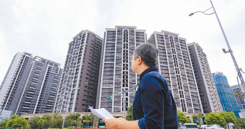 金管會金檢發現銀行辦理不動產放款，存有未覆實查核或追蹤資金流向，成為管控不動產放款風險的「破口」。圖為民眾了解房地產相關資訊。（圖／報系資料照）