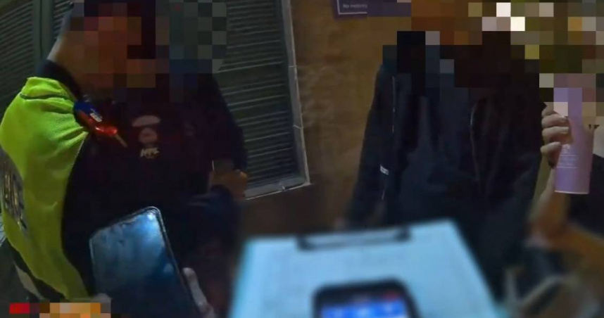 20歲陳姓男子與友人在新北耶誕城禁菸區吸菸，警方上前盤查，發現陳男竟攜帶毒咖啡包，將他依法送辦。（圖／翻攝畫面）