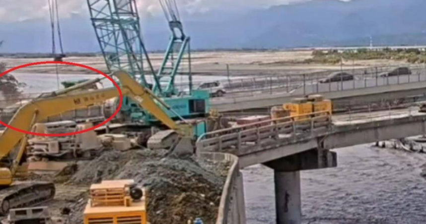 花蓮大橋13噸怪手過彎失衡突翻落，卡滿車道害南向塞爆。（圖 ／翻攝畫面）