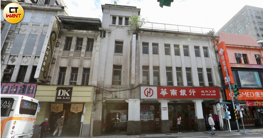 華南銀行不服城內分行被登錄為歷史建築提出行政訴訟，成功於10月29日獲得北高行的支持戰勝文化局。（圖／方萬民攝）