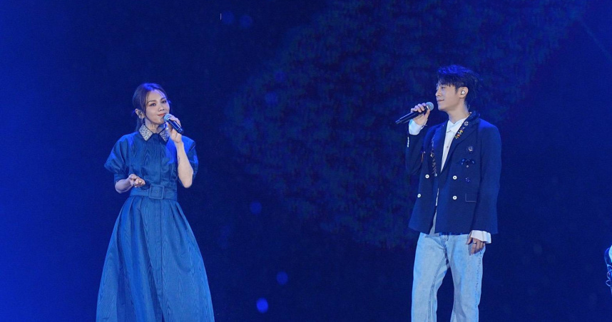 金曲歌后蔡健雅與金曲創作才子韋禮安跨界合唱〈拋物線〉，雙金美聲聯手，創下2.62表演最高收視。（圖／中視提供）