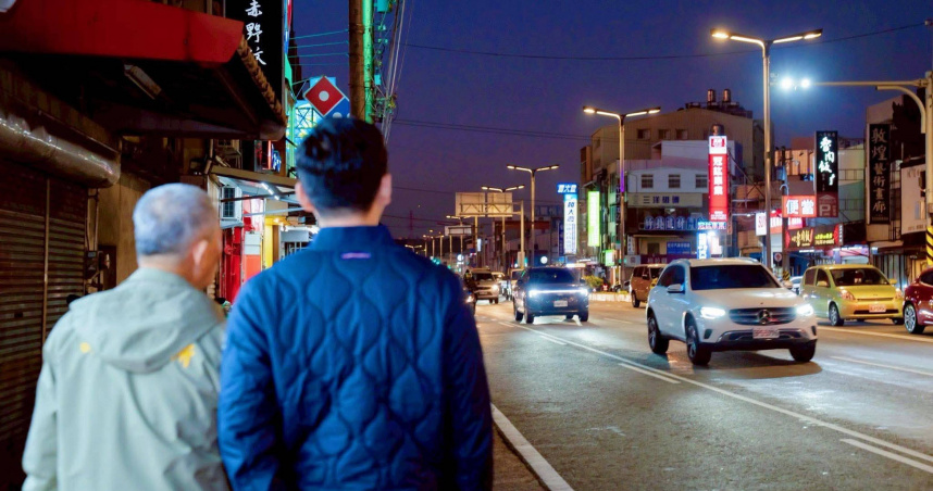 新豐鄉長徐煒傑（左）與竹北市長鄭朝方（右）實地勘察「竹北燈」設置狀況。（圖／翻攝自鄭朝方官方臉書）