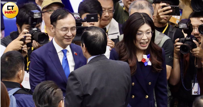 自2025年11月現任國民黨主席鄭麗文（右）從前主席朱立倫（左）手中拿下掌舵國民黨的兵符後，外界認為對陸關係加深有餘、對美關係卻相對疲乏，也讓「黨中央對美事務被架空」消息不脛而走。（圖／方萬民攝）