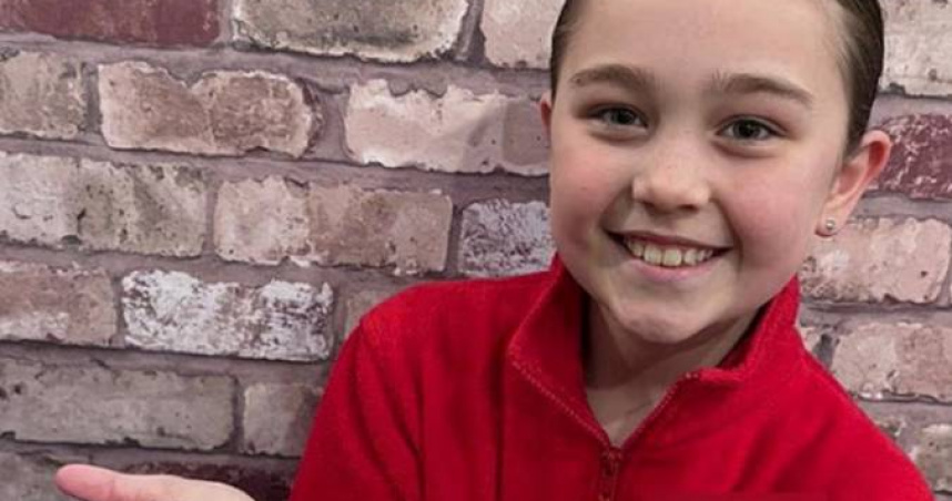 亞莉安娜‧邱奇（Ariana Church）手持自己發現的隕石，這顆看似普通的石頭實際已有45億年歷史。（圖／翻攝自每日郵報）