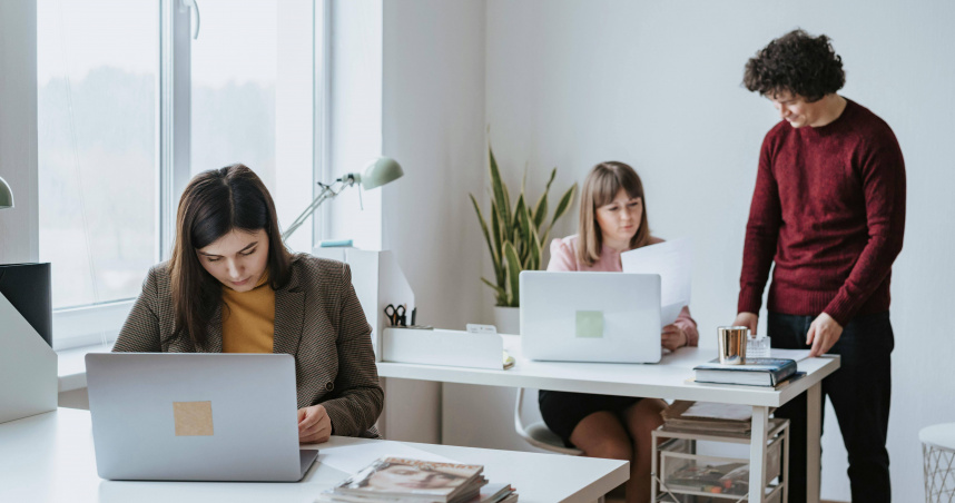 一名網友抱怨同事上班打混，只因為會英文，薪水還比他多5000。（示意圖／Pexels）