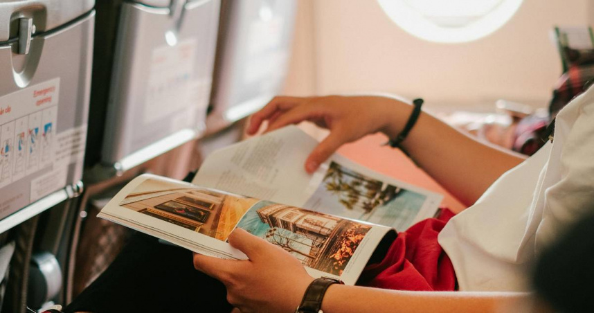 飛機上提供雜誌翻閱，不少人卻拿來踩在腳下。（示意圖／Pexels）