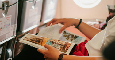 飛機上提供雜誌翻閱，不少人卻拿來踩在腳下。（示意圖／Pexels）