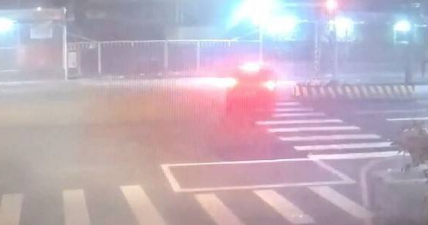 中和男甩尾撞分隔島還狂開百公尺　警攔查竟搜出「喪屍煙彈」