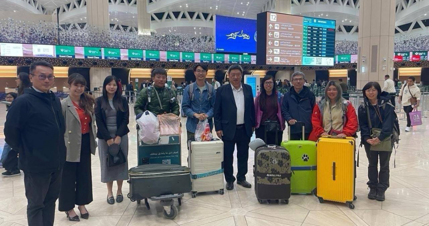 我國駐沙烏地阿拉伯代表張治平（右五）偕同仁赴利雅德機場迎接旅卡達國人。（圖／取自外交部網站）