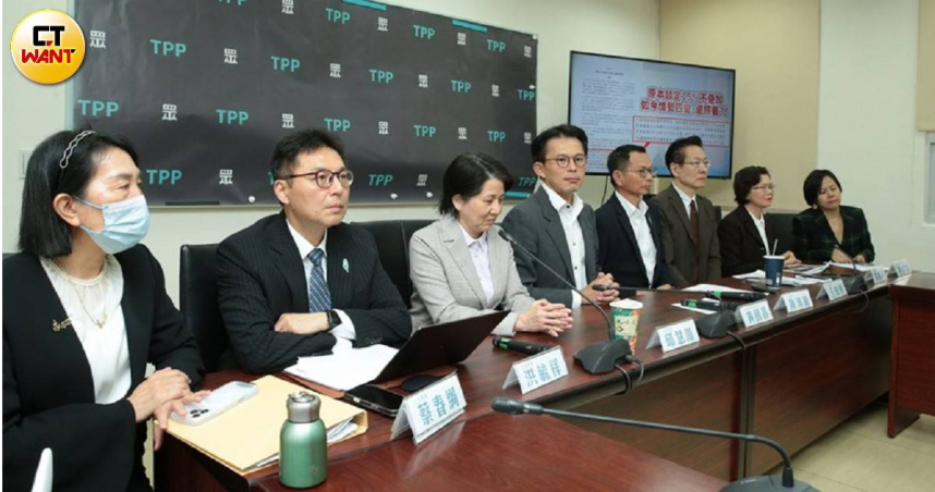 民眾黨立院黨團提案政院應與美在期限前簽署特定軍購品項發價書。（圖／周志龍攝）