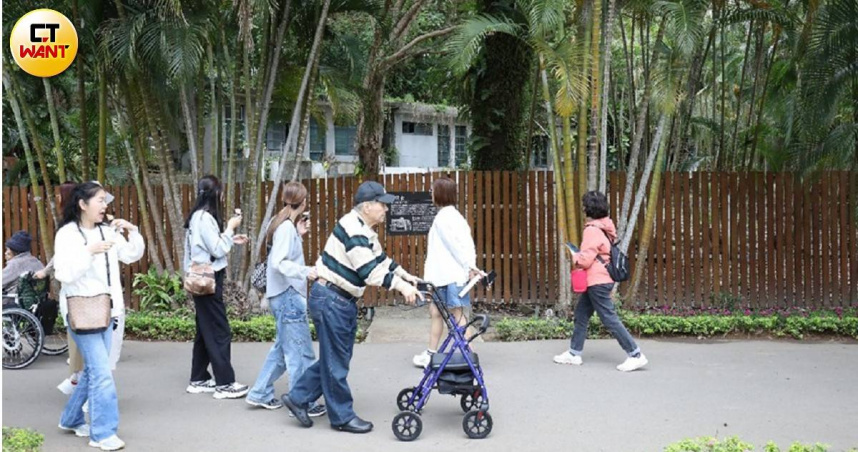 北市士林官邸賞花人潮來去匆匆，背後軍事歷史故事，同樣值得玩味。（圖／方萬民攝）