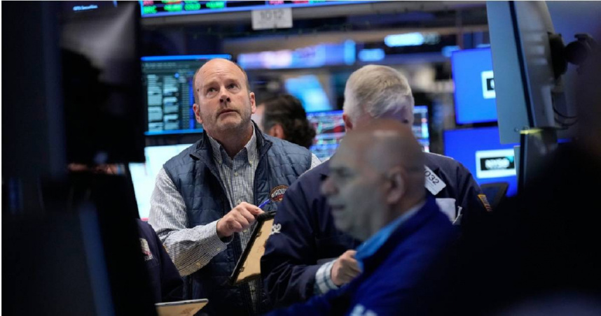 美股期貨在美東時間12日晚間下跌，稍早美國與伊朗在週末進行的和平談判最終未能達成協議，美國總統川普隨即宣布封鎖荷姆茲海峽。（圖／達志／美聯社）