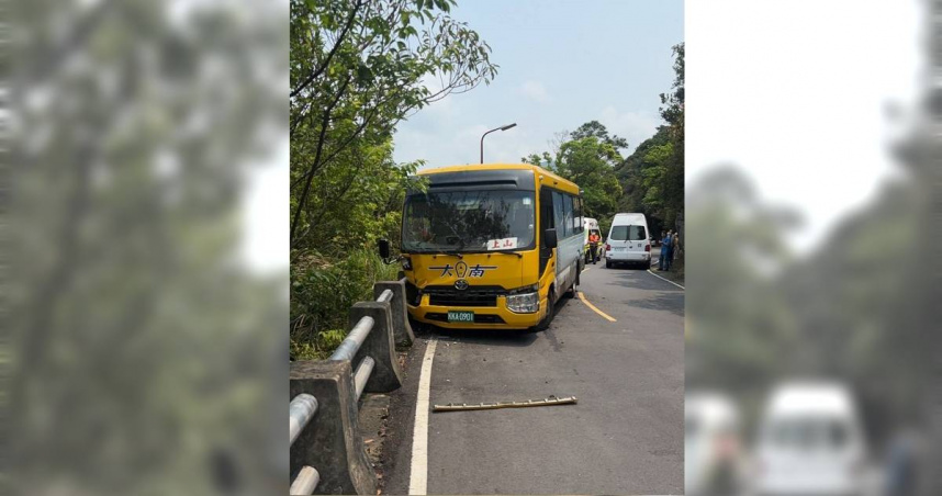 北投17日中午發生公車自撞護欄事故，導致車上14人受傷送醫。（圖／翻攝畫面）